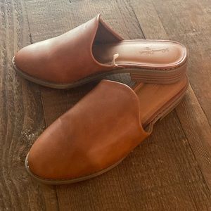 Universal Thread Caramel Loafer size 6. Like new.